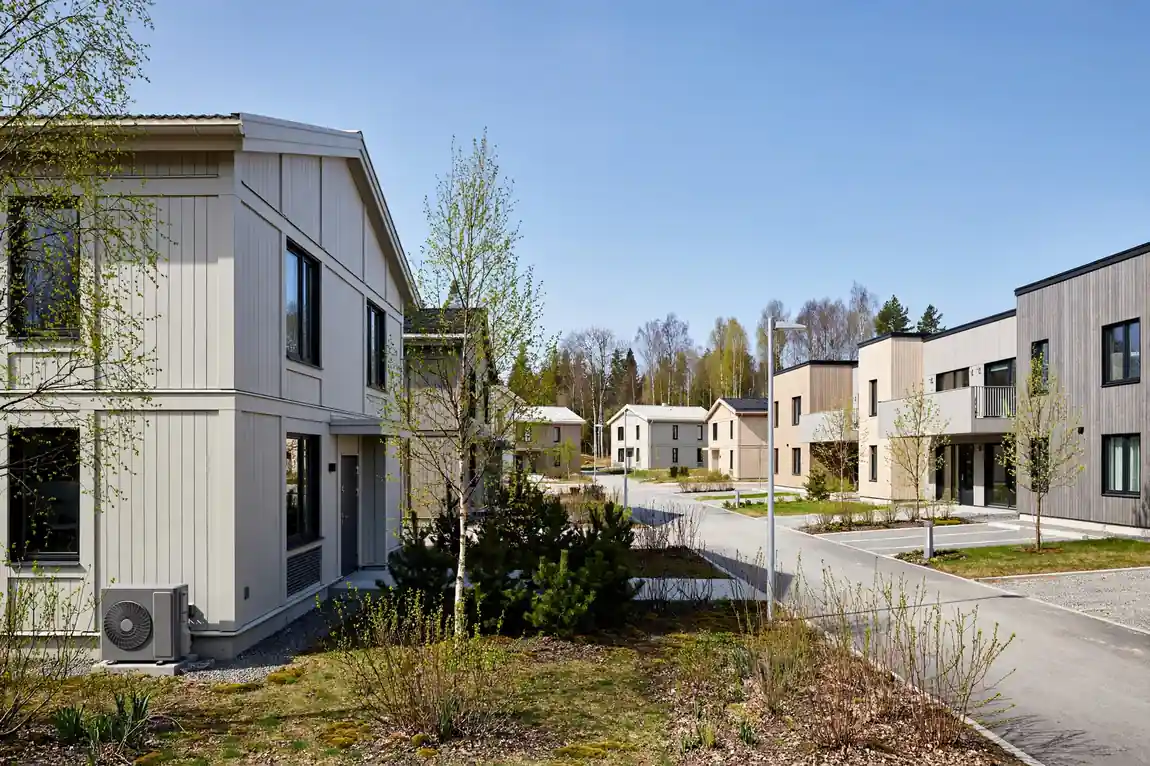 Uudempi asuinalue Vantaalla, moderneja pientaloja keväällä